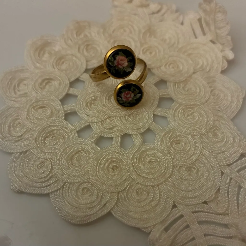 Handmade sweet briar inspired bypass ring floral black or white - Image 2