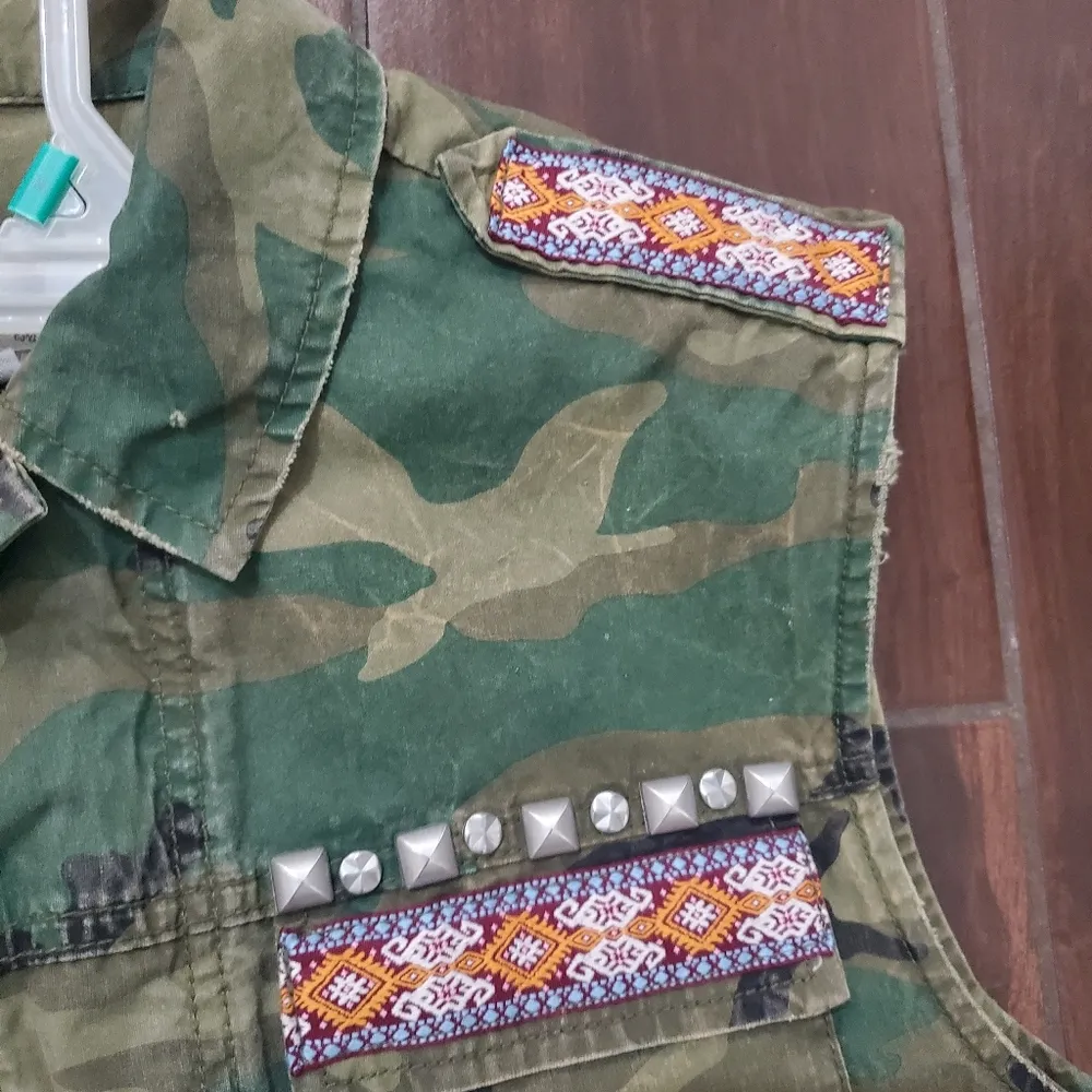 Camo vest size xs by ecote - Image 4