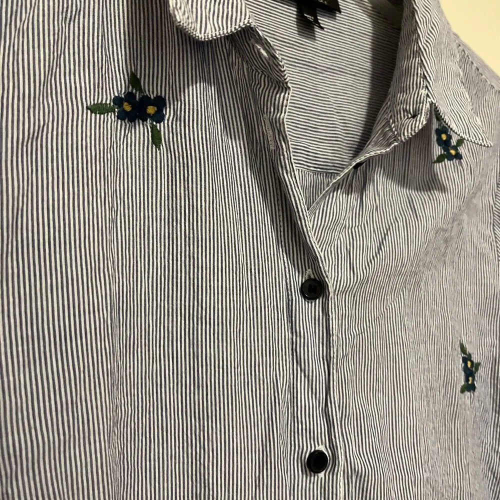 TopShop shirt Blue & White Striped Top Shop Embroidered button up floral Sz 4/S - Image 4