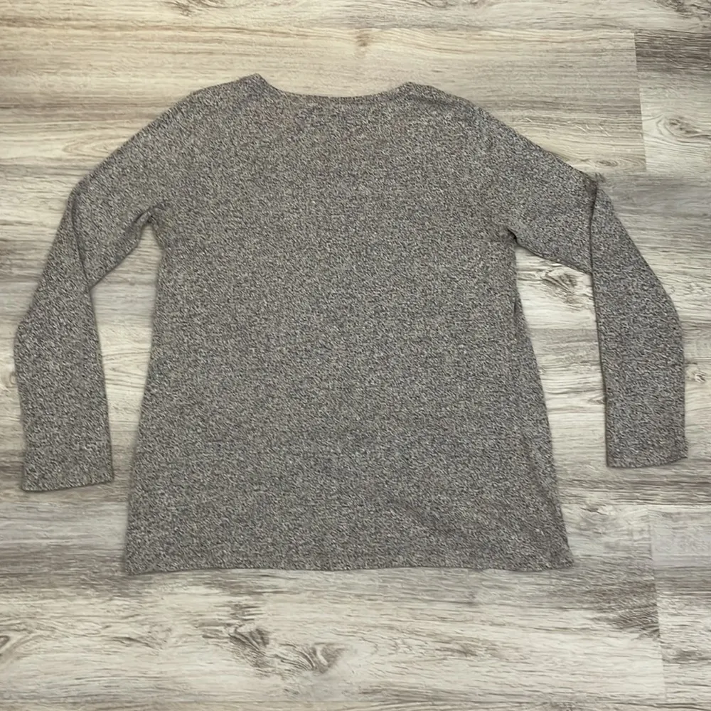 Green Envelope Heather Gray Long Sleeve Scoop Neck Shirt with Ruched Front Side Size M - Image 11