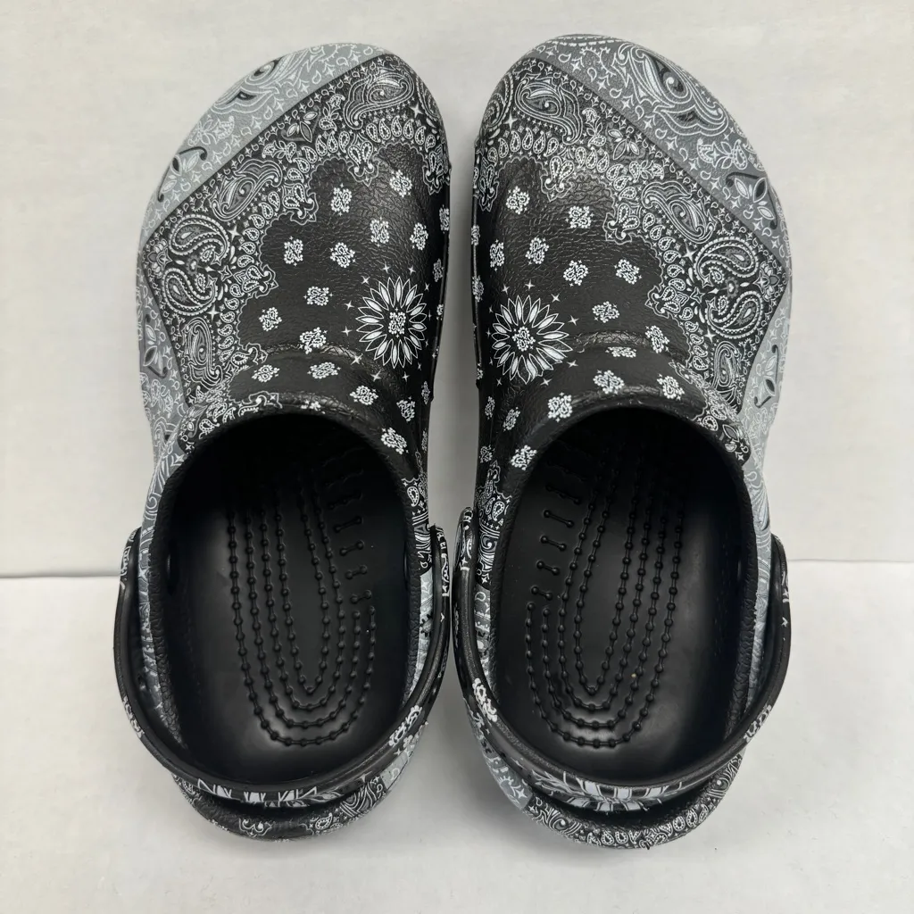 Womens Black and Gray‎ Bandana Patterned Clogs size 7 - Image 6