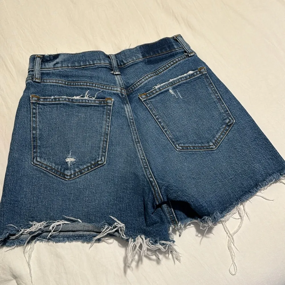 Abercrombie 4in mom shorts - Image 3