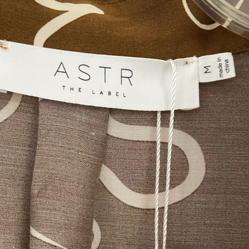 ASTR the label Yesenia abstract print satin button front blouse Medium NWT - Image 10