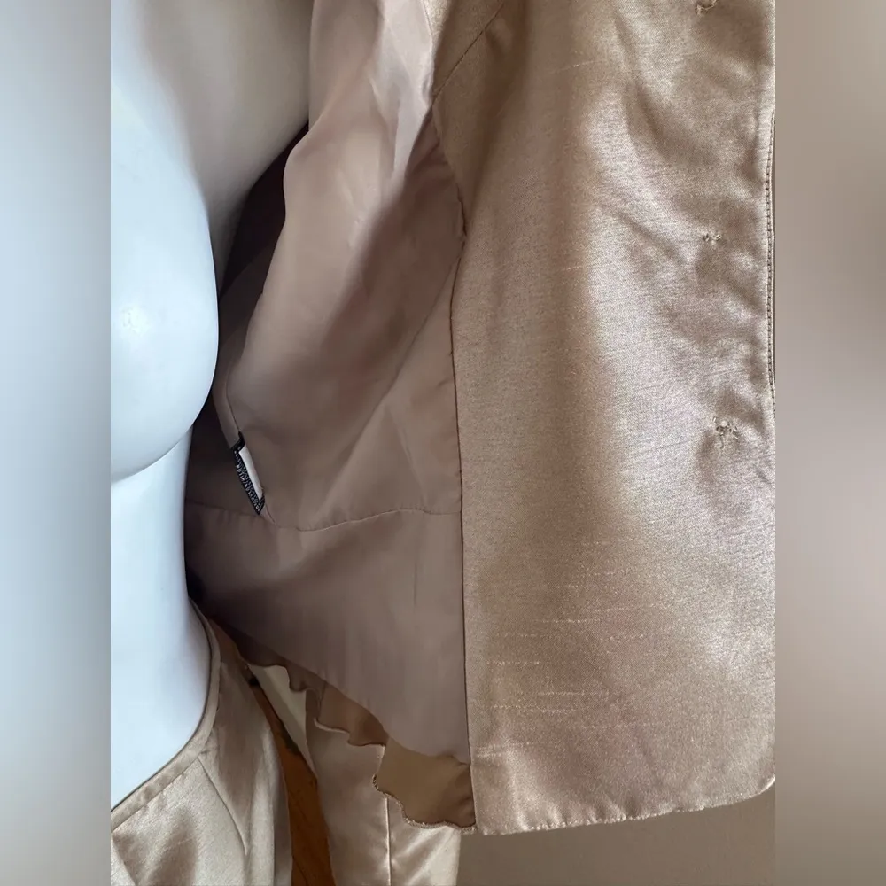 Kasper gold 3 Button Skirt Suit Set.Ruffle Layers On Jacket Zip in Back Sz 8P Tan - Image 8