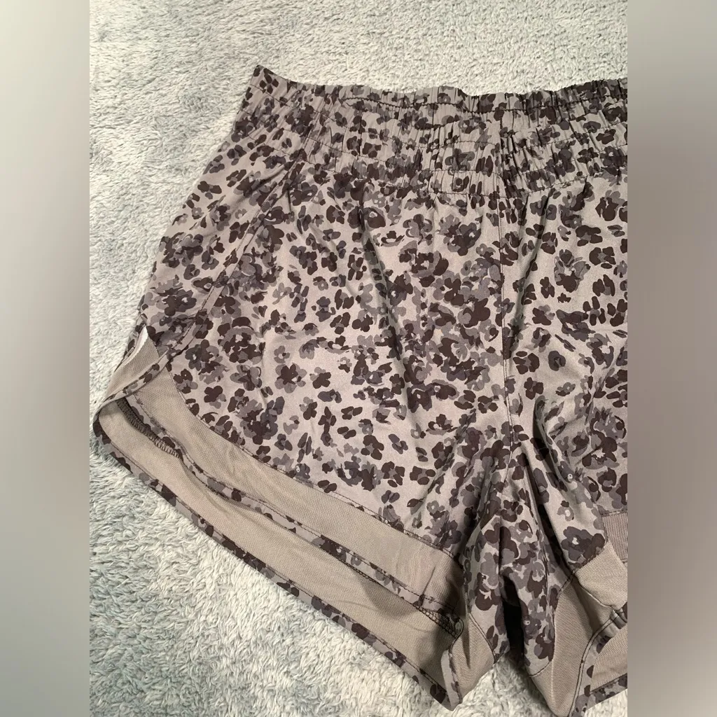 Athleta printed mesh Leopard Print Athletic racer Shorts 4” medium - Image 2