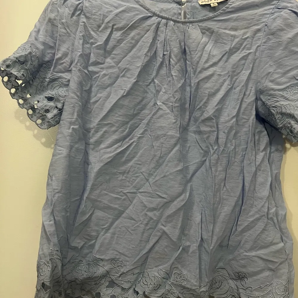Moon River  Blue Eyelet Short Sleeve Top Size Small - Image 2