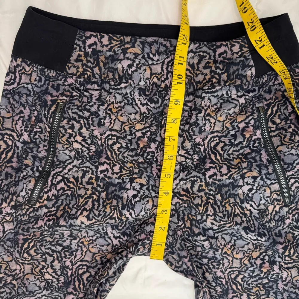 Athleta Patterned Jogger Pants with Black Accents - Image 8