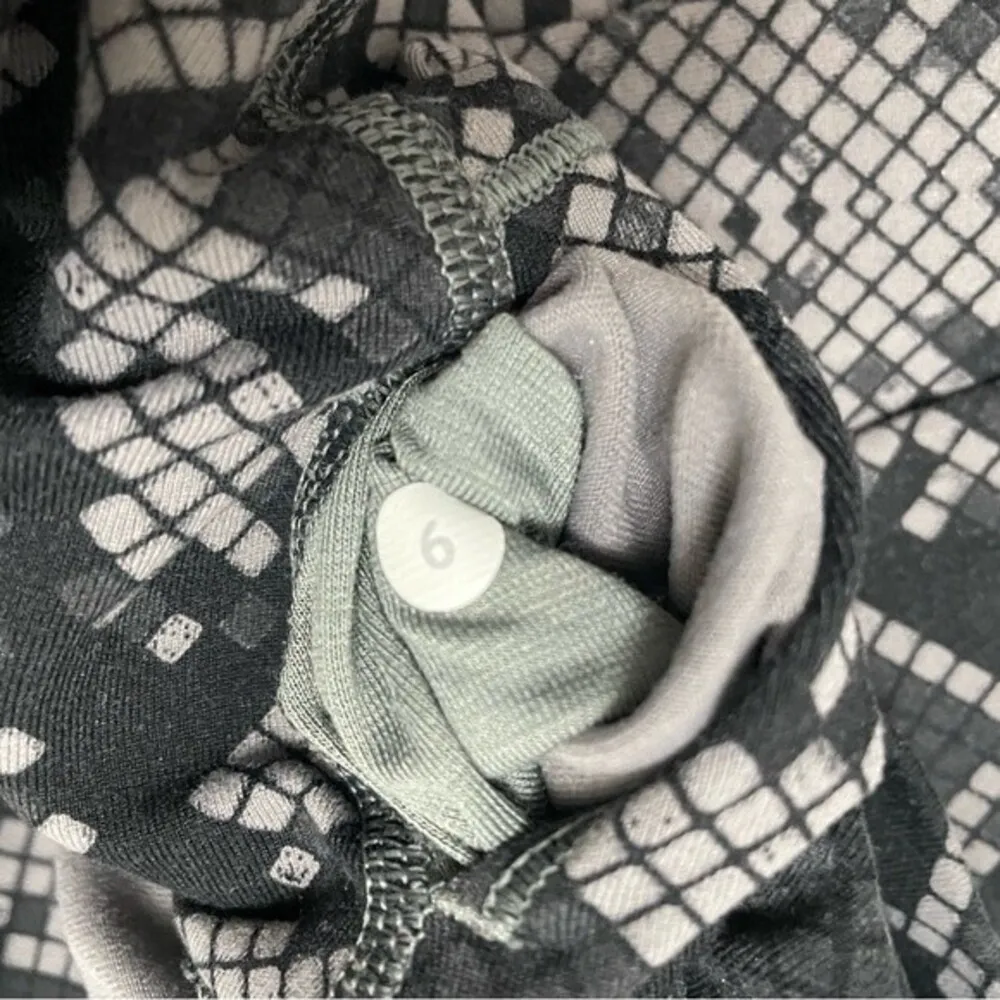 Lululemon Leggings Wunder Under High Rise Crop Ziggy Snake Slate Coal Size 6 - Image 12