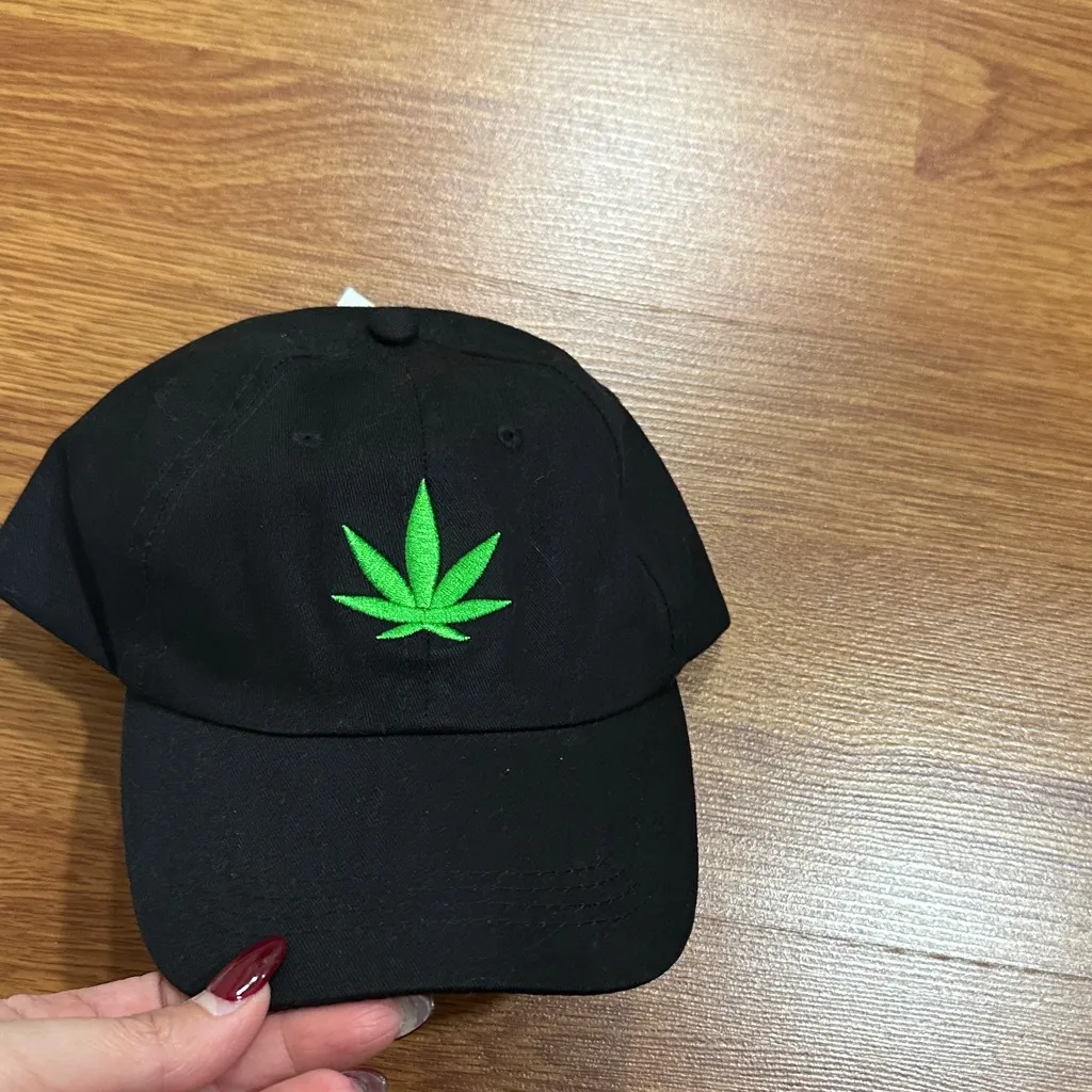 White and Black hat bundle - Image 3