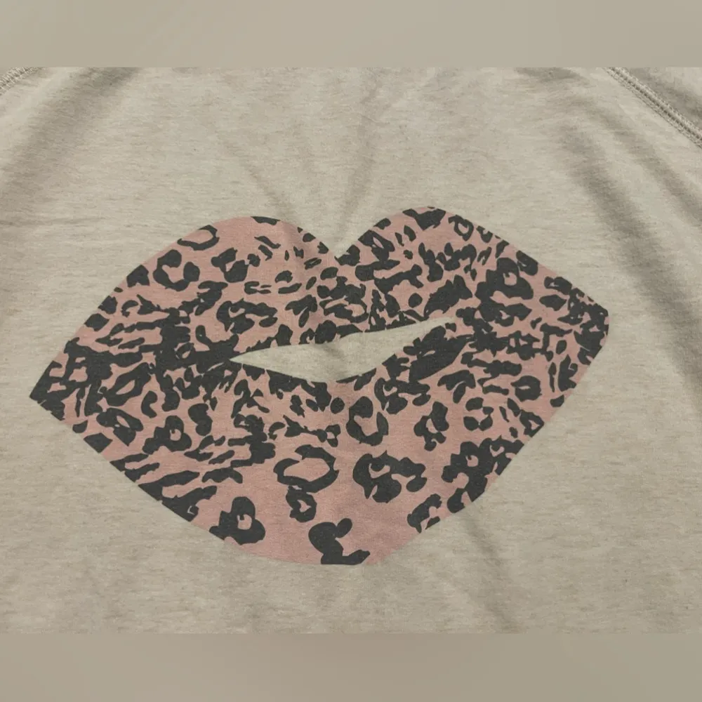 Women’s Wildfox Oatmeal Oversized Sweatshirt Leopard Kiss Lips Graphic Size XL - Image 3