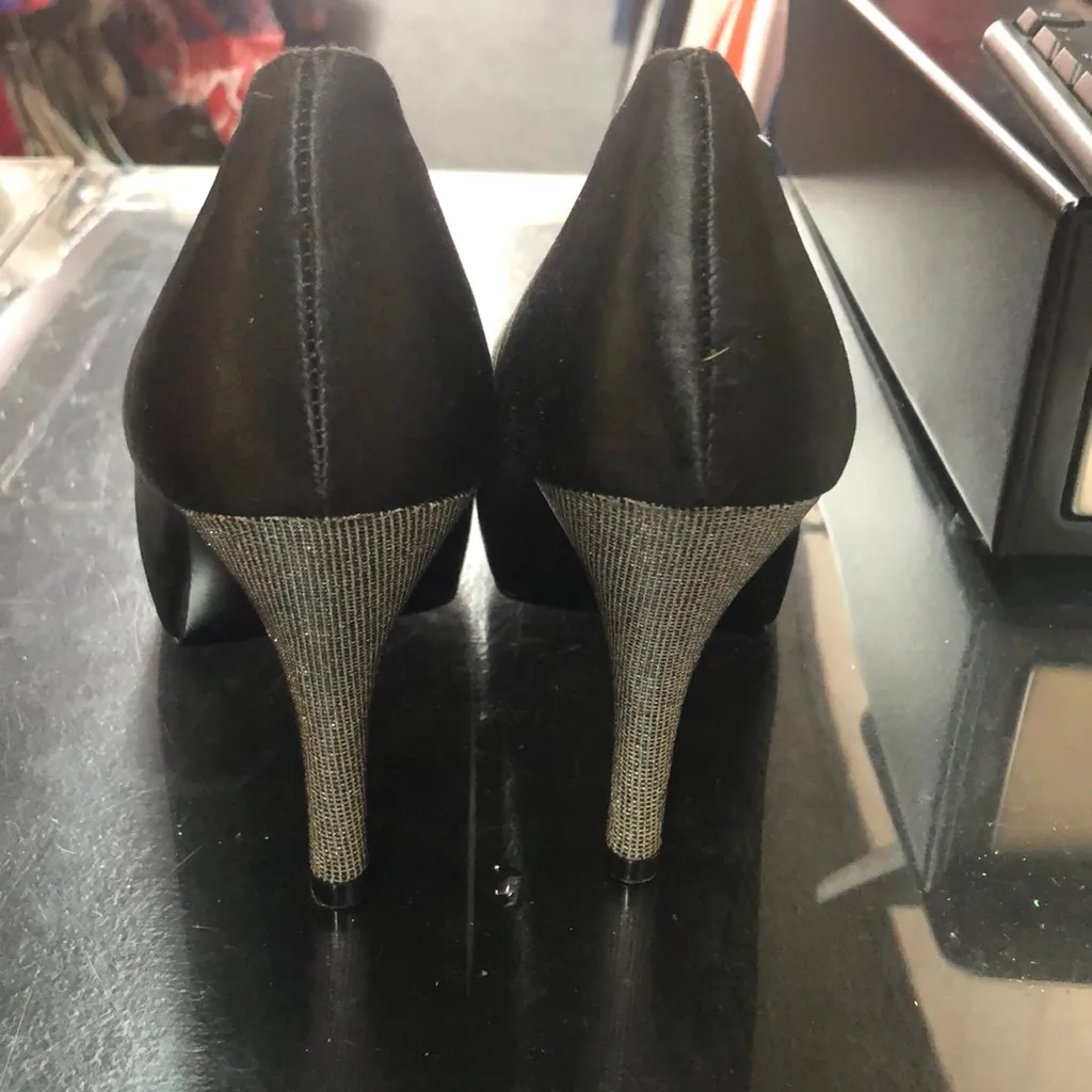 Size 9 black and silver Unlisted heels - Image 4