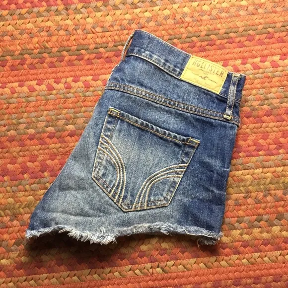 MID RISE MEDIUM WASH HOLLISTER CUT OFF SHORTS - Image 2