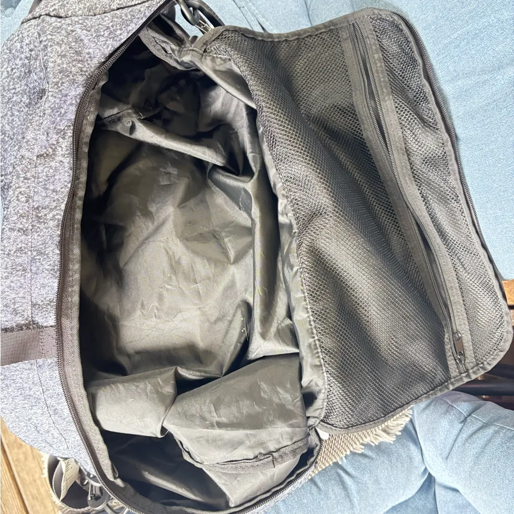 Secret PINK duffle bag - Image 11