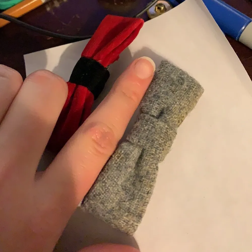 Pair of small 1950s bow ties gray/red - Image 4