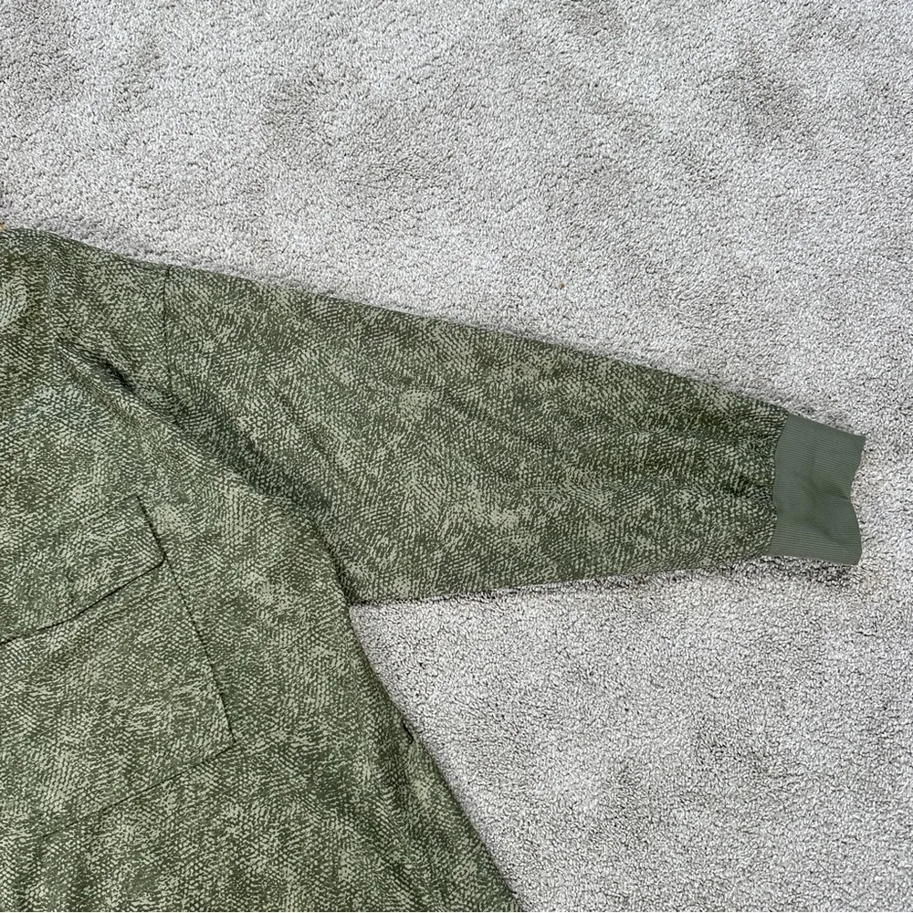 Athleta Women’s Zuma Printed Top Longsleeve V-Neck in Viper Shadow Olive XL - Image 6