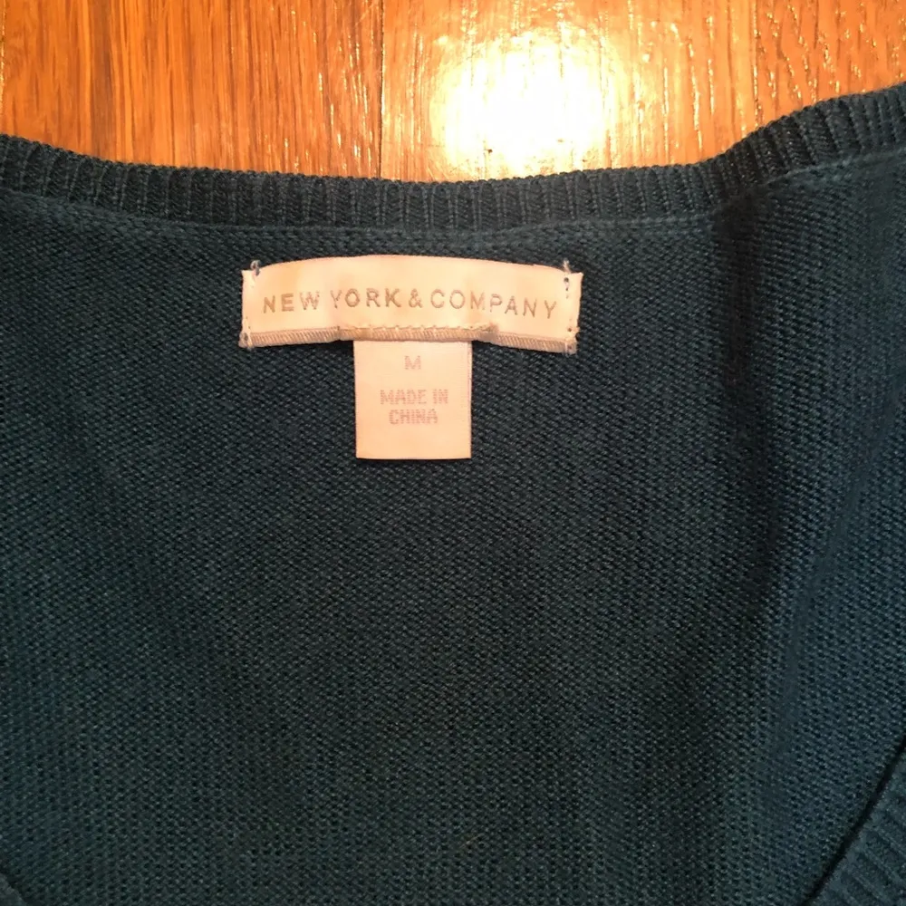 New York & Co Light weight sweater in teal green, size medium - Image 3