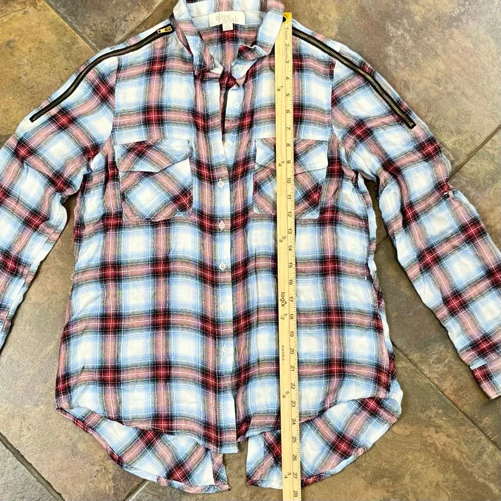 Olive & Oak Plaid Button Down Zipper Shoulder Split Tail Blouse Small - Image 4