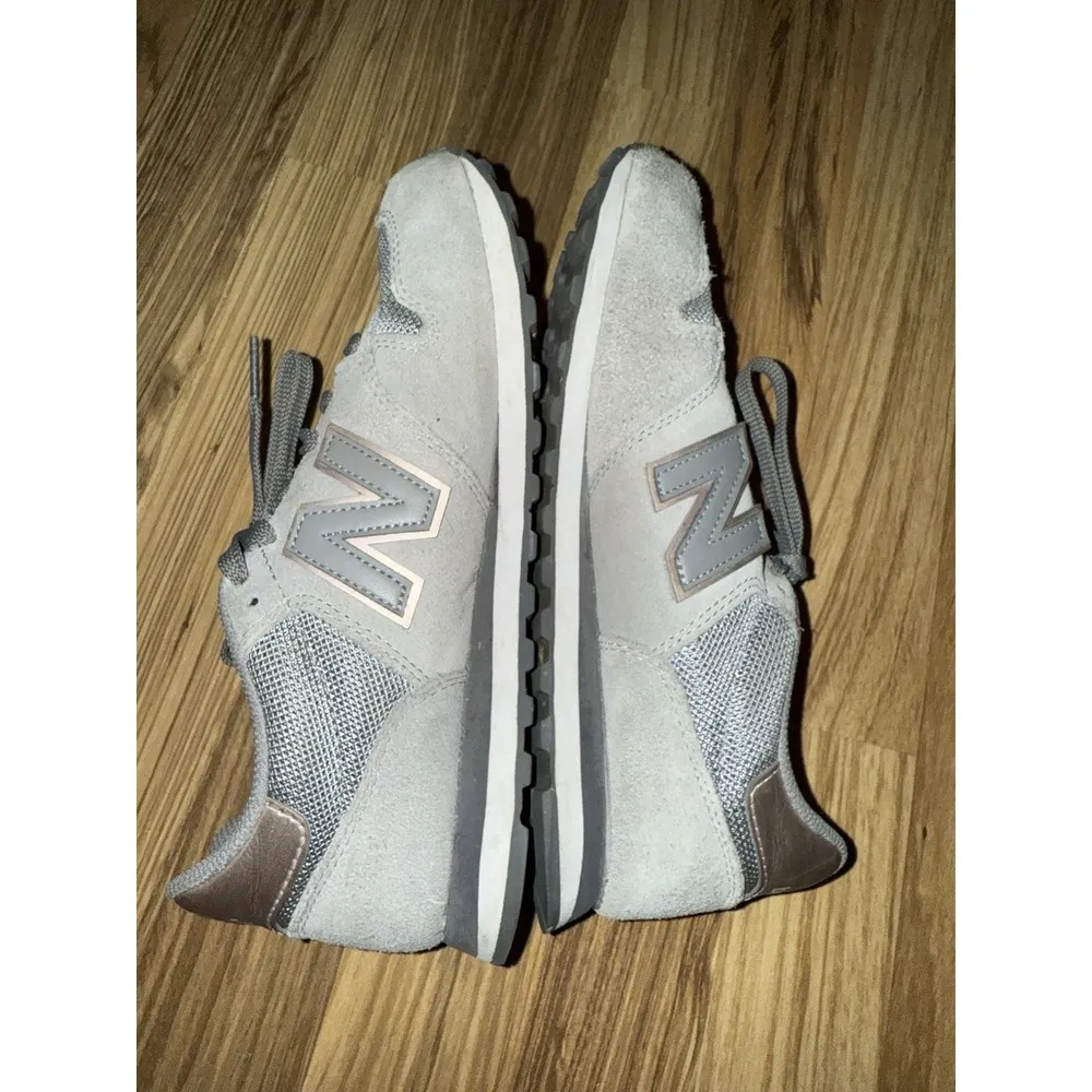 New Balance Shoes Womens 8.5 Lace Up Low Top Running Sneakers GW500SG Grey Suede - Image 5