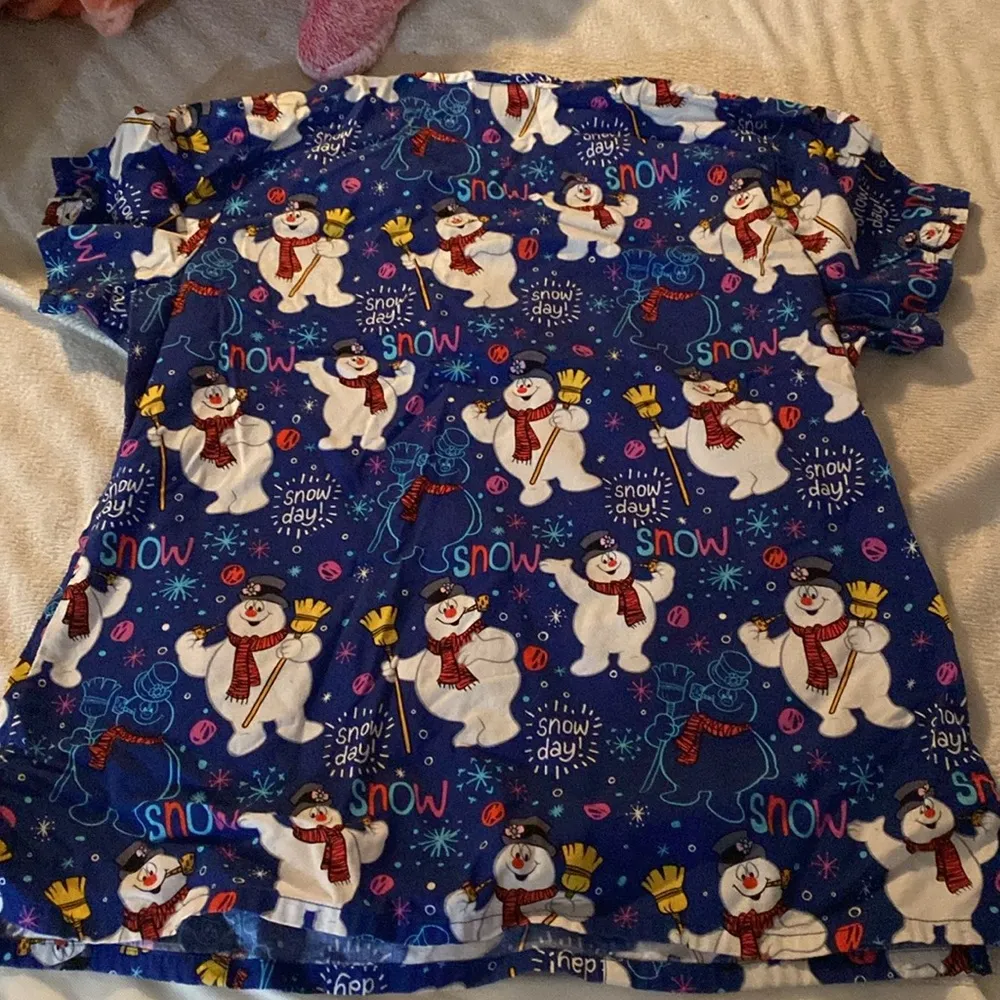 Woman’s Frosty the Snowman scrub top size medium - Image 7