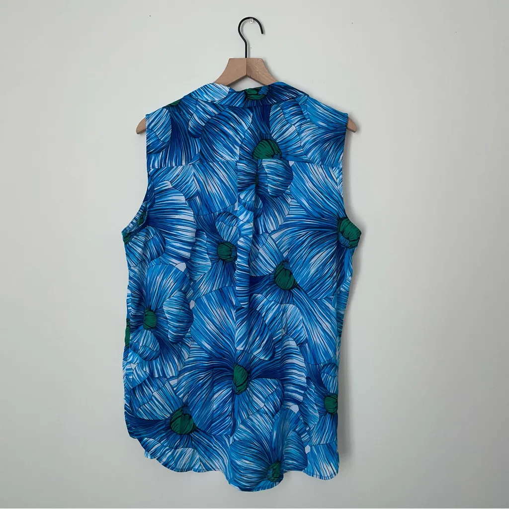Blue Floral‎ Sleeveless Collared Top - Image 4