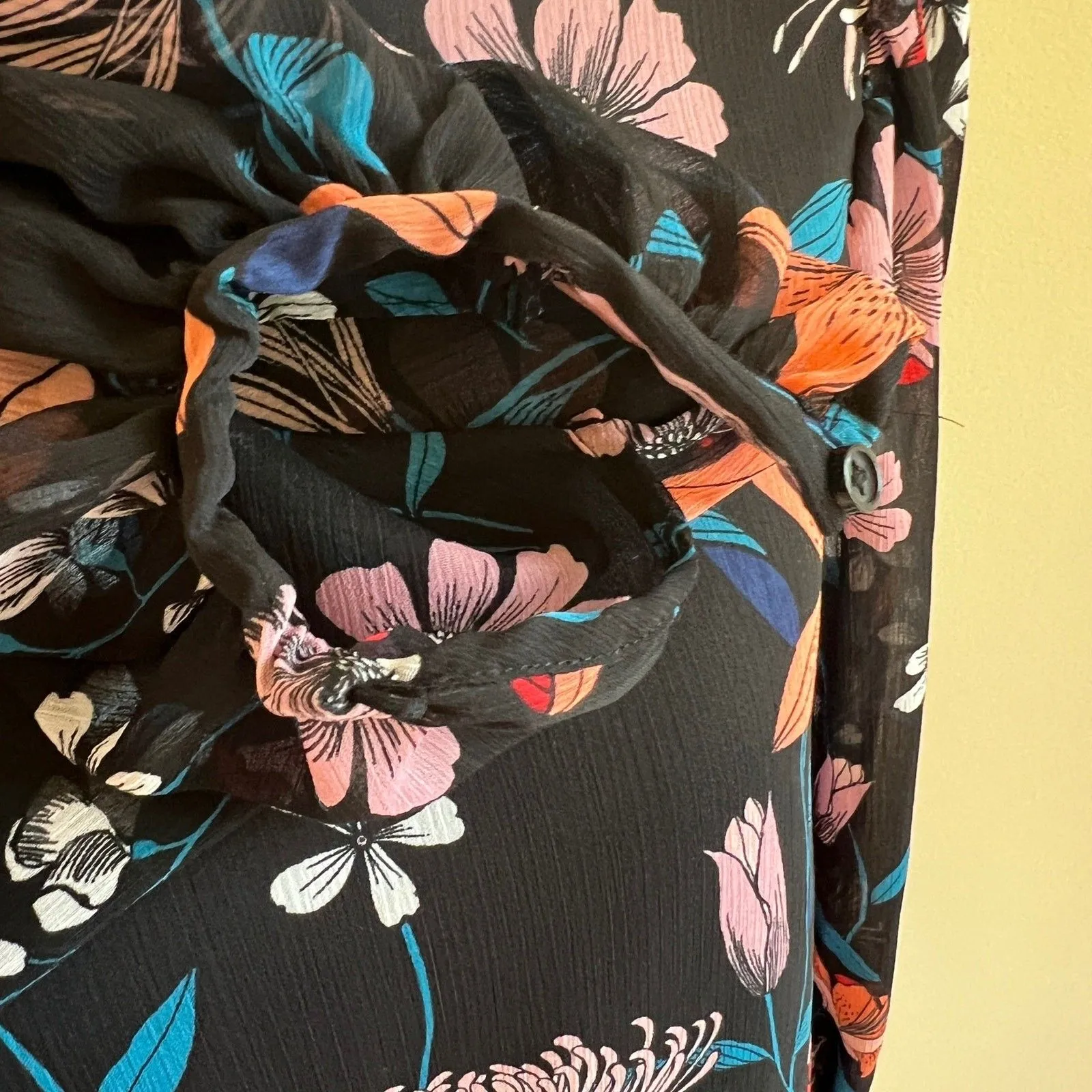 what wear sz XS black floral bouse long sleeve - Image 4