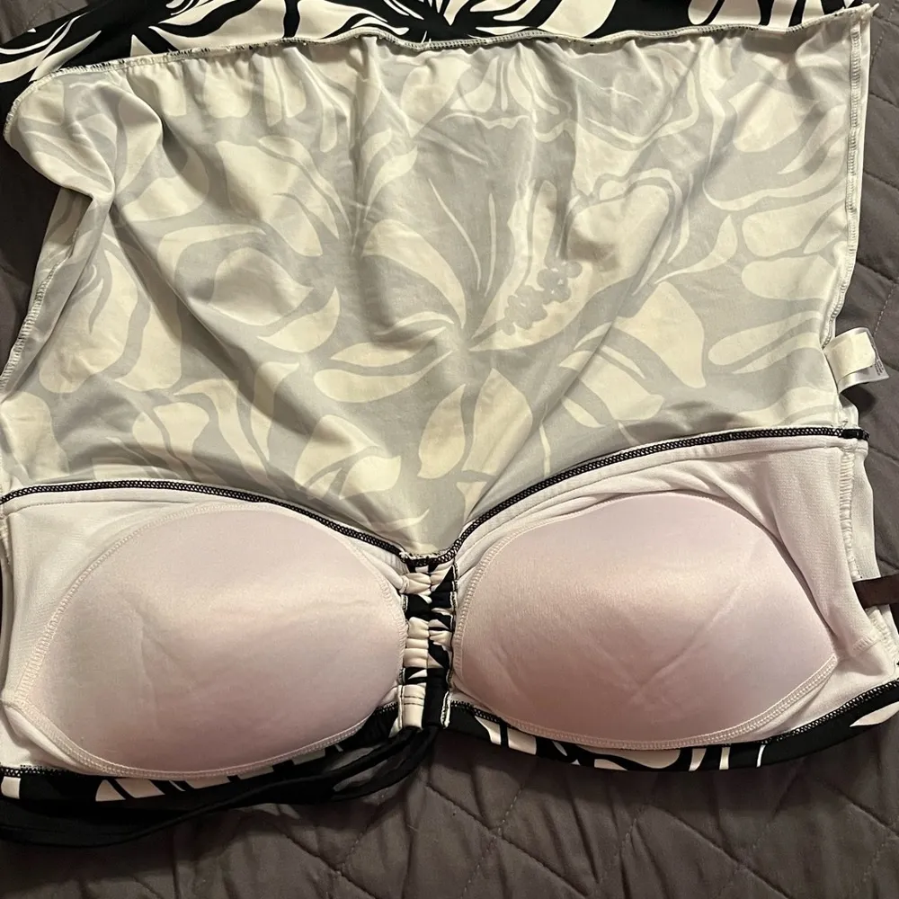 Dana Buchman Black & White Floral Halter Tankini top only (no bottoms) – Size 16 - Image 10