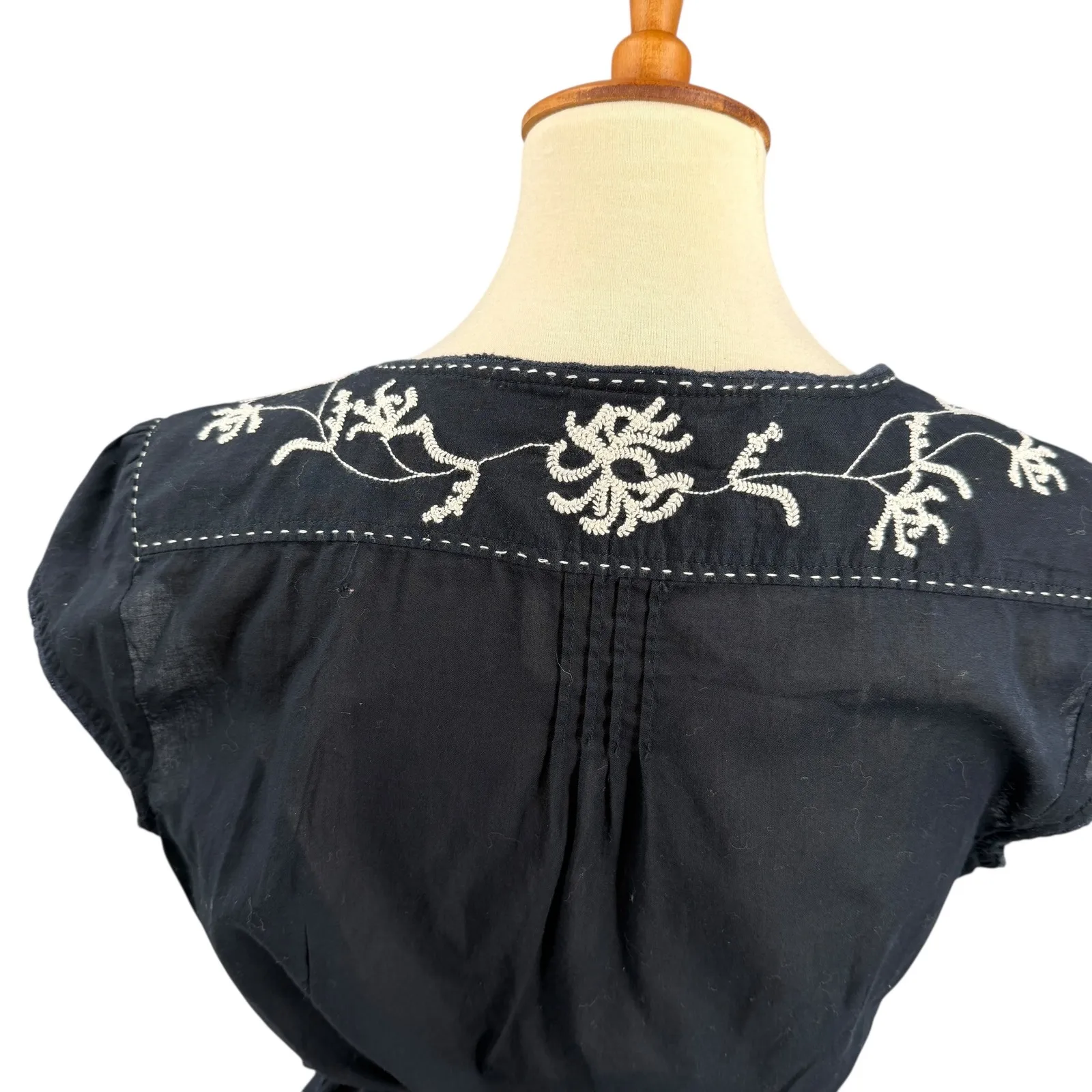 GAP Black Embroidered Wrap Short Sleeve Top Blouse Floral Boho Lightweight Large - Image 4