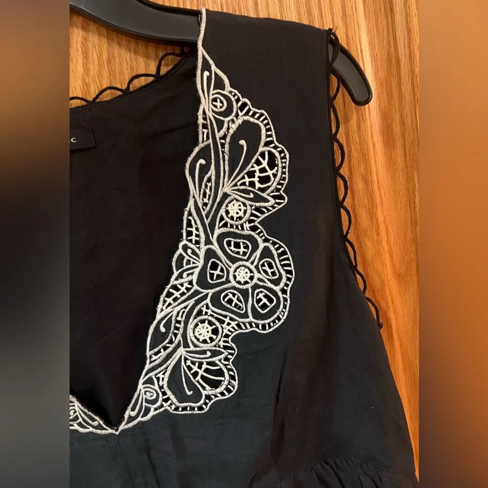 Banana Republic Black Embroidered Sleeveless V-Neck Silk Blouse Tunic Top Size 4 - Image 3