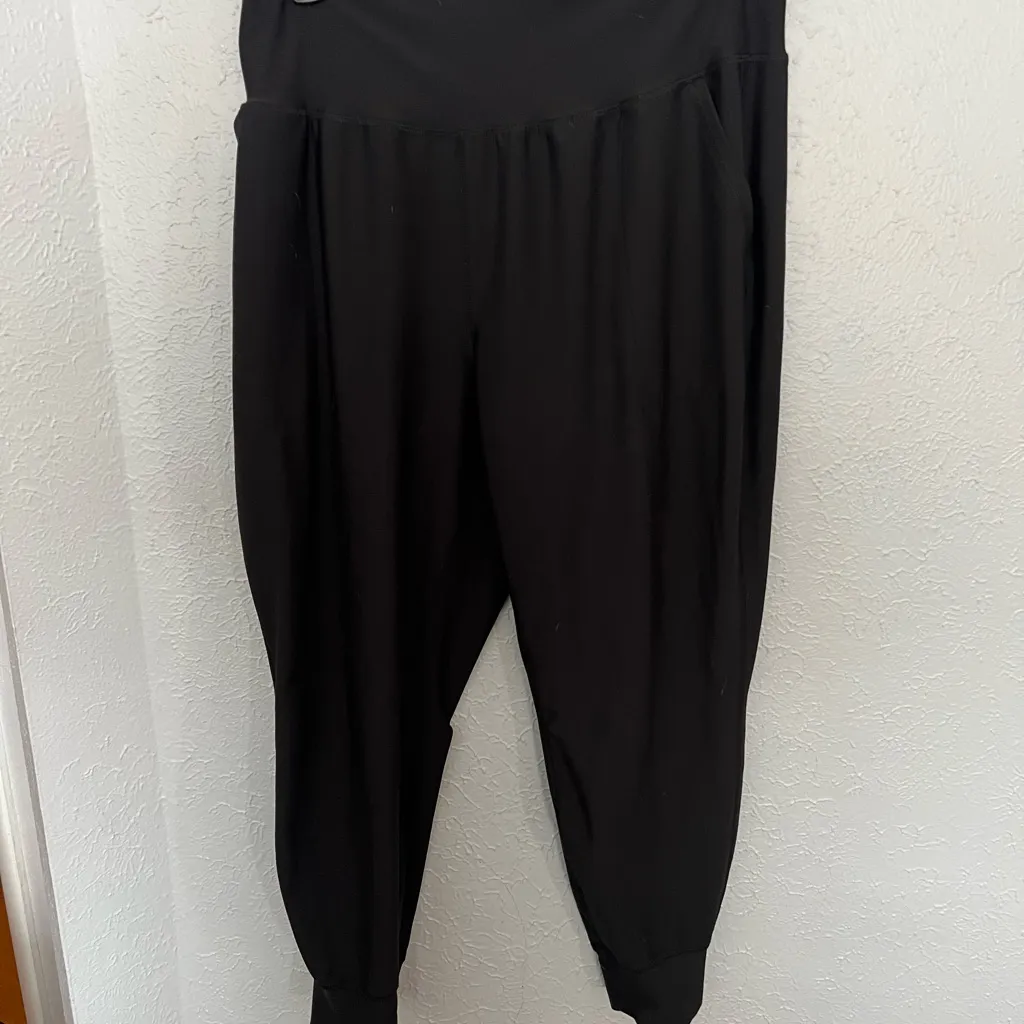 Old Navy Women's Powersoft High Waisted with Pockets Black Joggers - Image 3