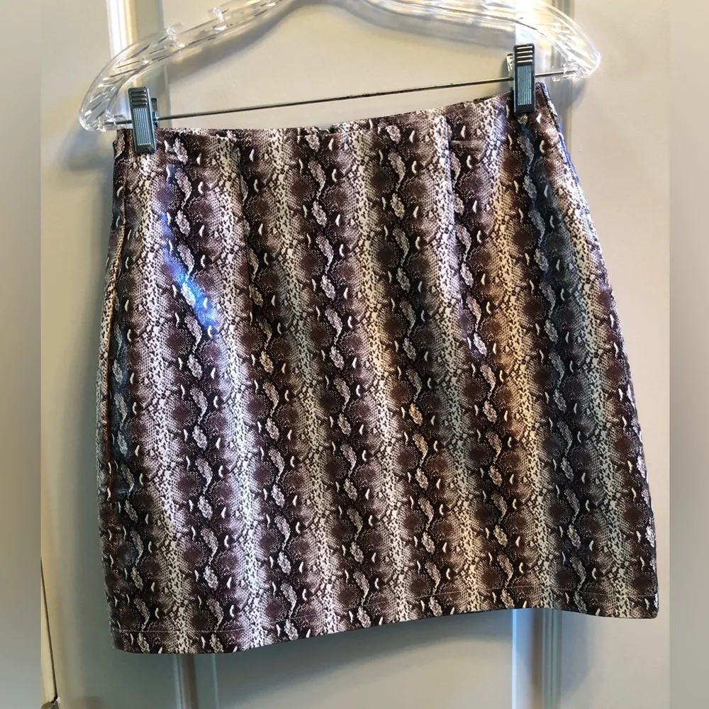 Gorgeous Pleather Snakeskin Skirt from entro Size Medium Vegan Friendly - Image 2