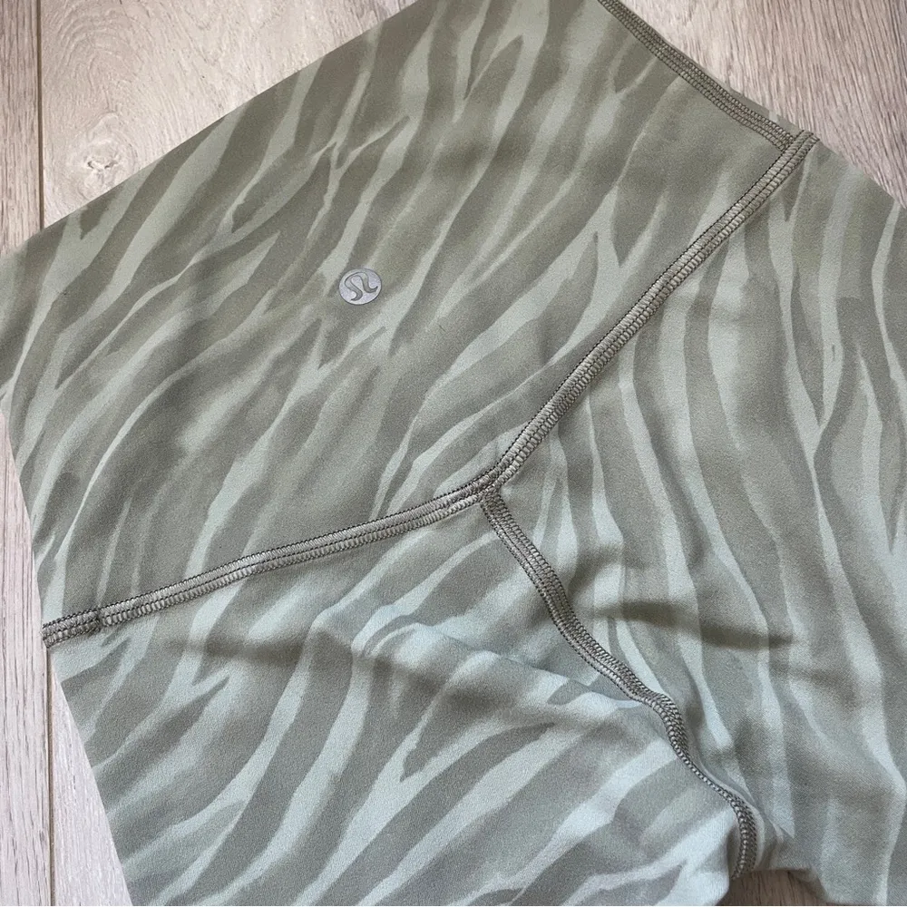 Lululemon Align Short 8" Le Tigre Camo Green Fern Multi (Size 0) workout gym - Image 5