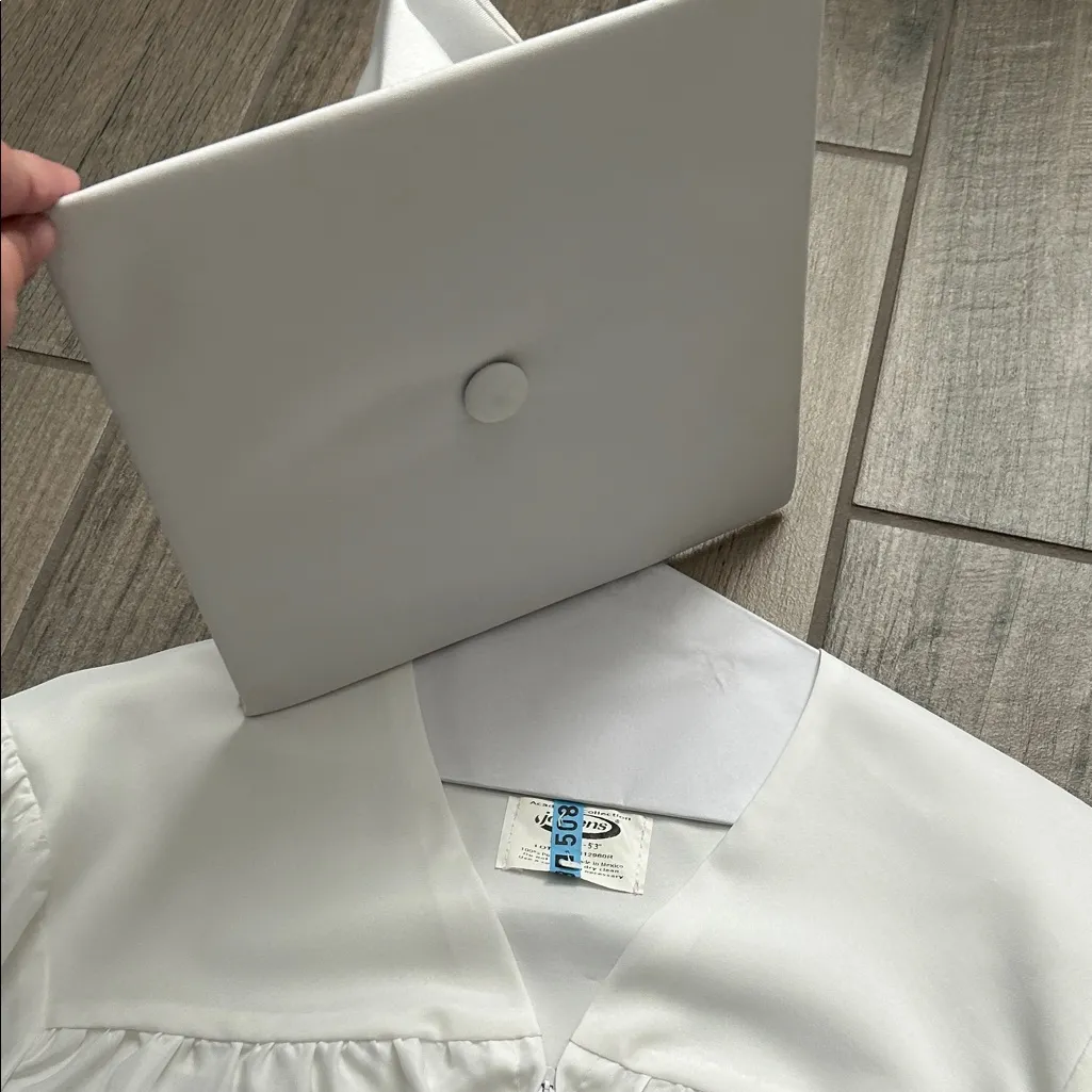White cap and gown 5’1” - Image 4