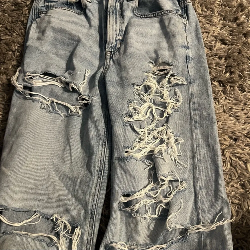 american eagle highest rise baggy distressed jeans size 6 - Image 3