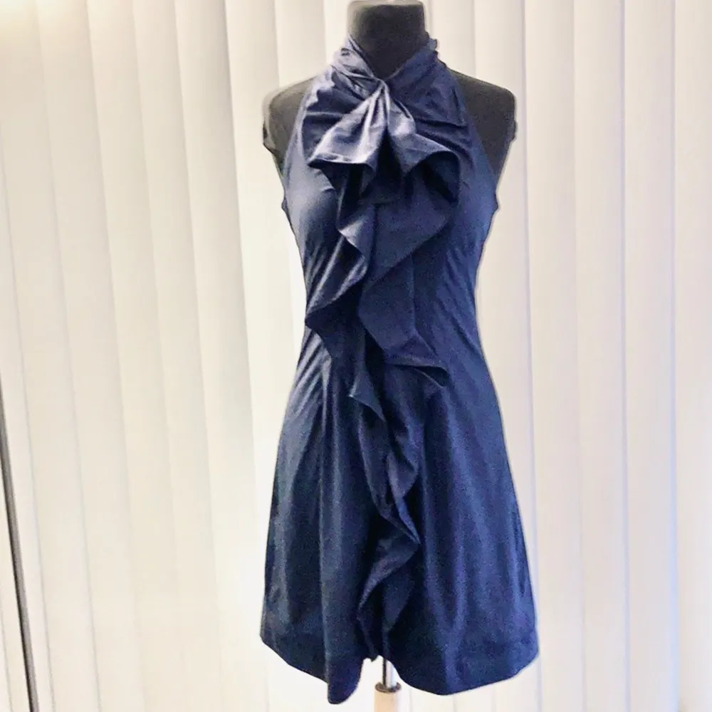 Navy blue sleeveless ruffled collar mini dress. - Image 2