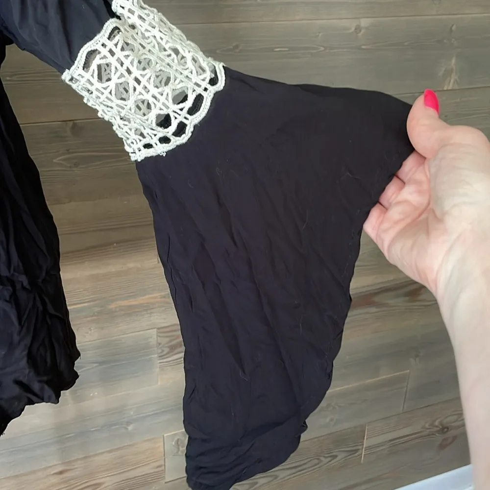 Beautiful peasant style, long sleeve scoopneck blouse - Image 2