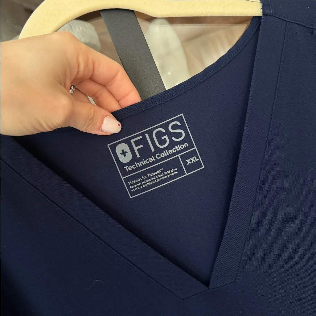 FIGS Scrubs top shirt short sleeve navy vneck pockets Casma plus size curve - Image 3