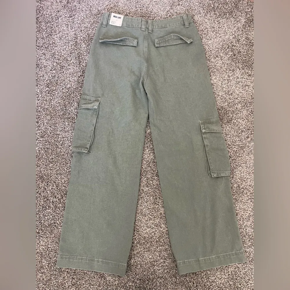 NWT Women’s Miss Love Mid Rise Relaxed Fit Cargo Jeans Sage Green Size M - Image 3