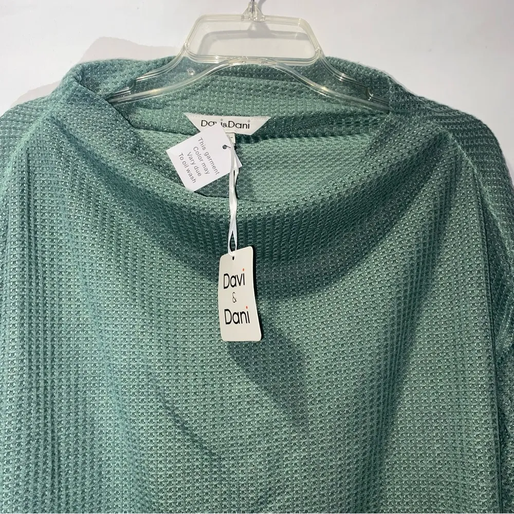 Davi & Dani Green Sweater Top Women’s Medium - Image 2