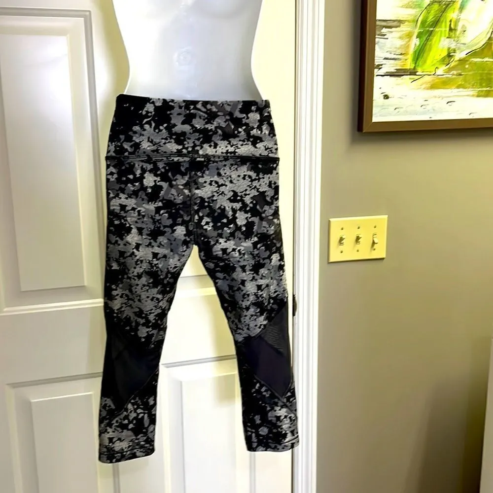 Under Armour Women’s HeatGear Ankle Cropped Camo Print Compression Leggings- M - Image 5