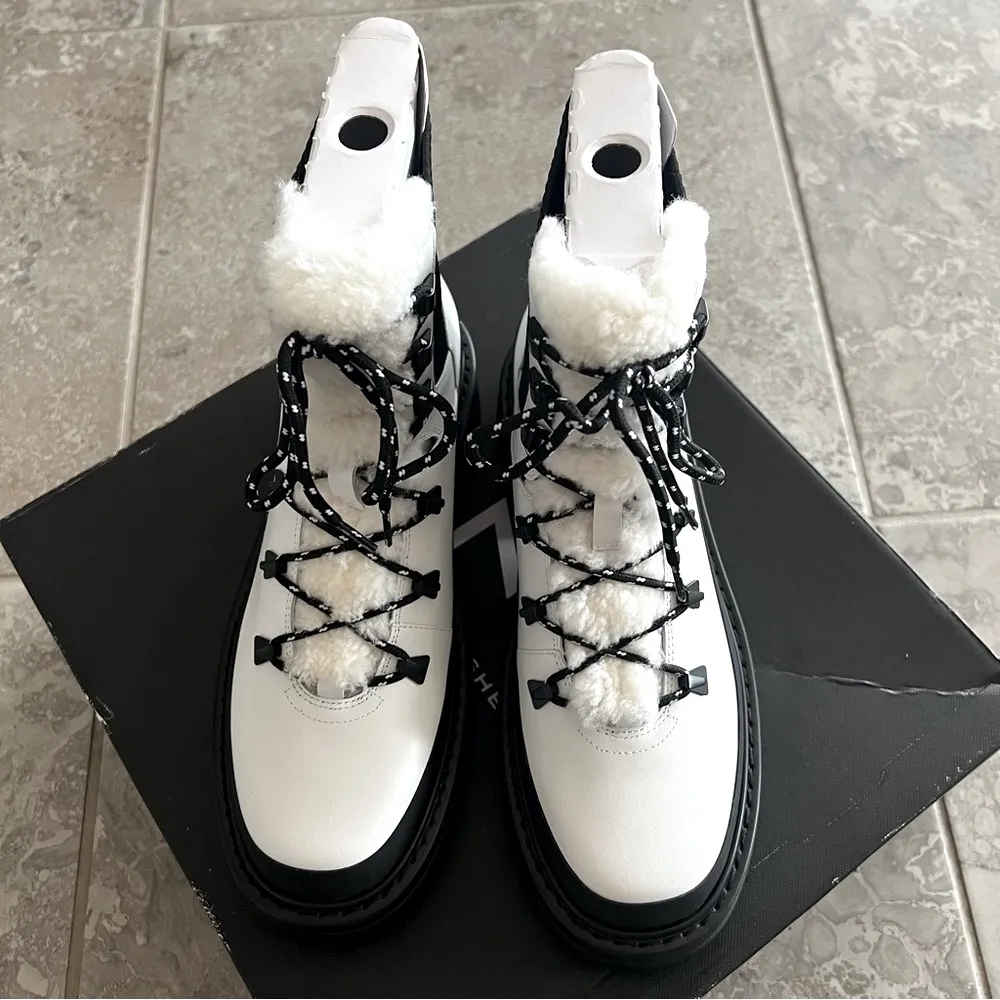 Marc Fisher LTD Izuma Lugsole Boots in White/Black, Size 9, New in Box - Image 6