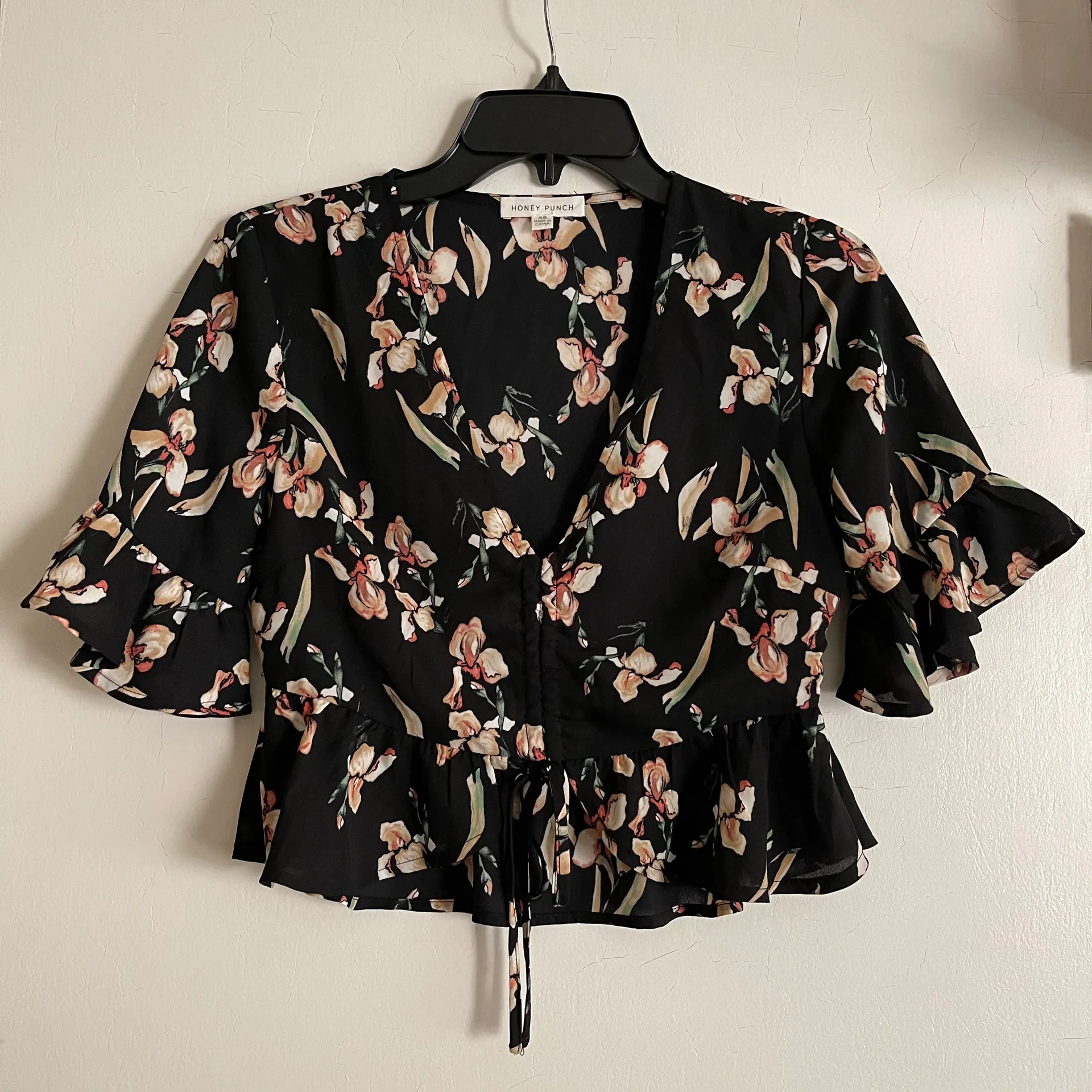 Honey punch black Tie Front ditsy floral v neck crop blouse - Image 6