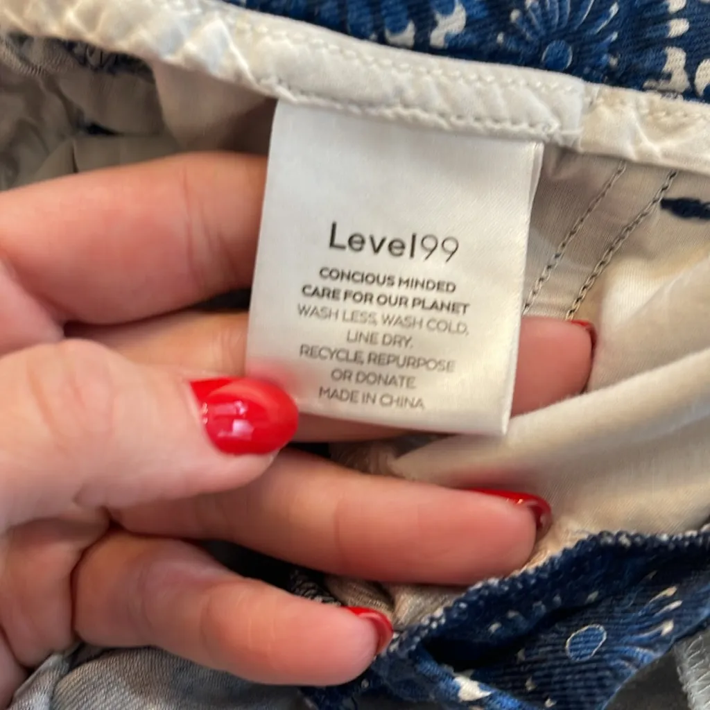 Level 99 Cindie Blue Floral Shorts Size 27 - Image 4