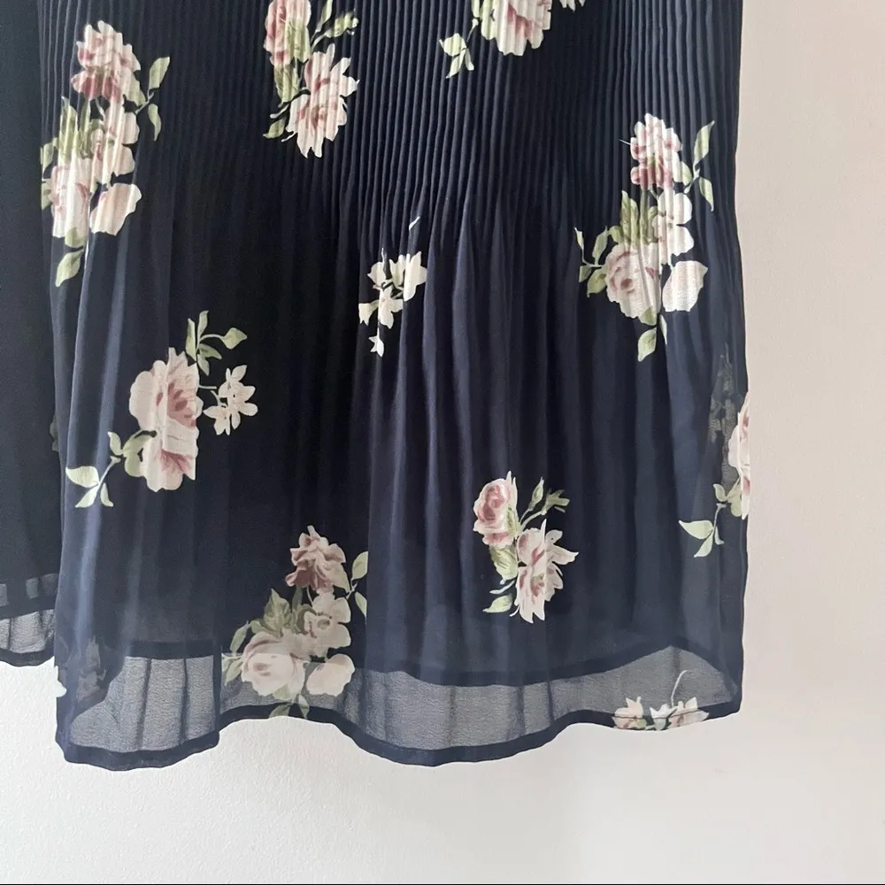 Abercrombie and Fitch Pleated Floral Tank Top - Image 3