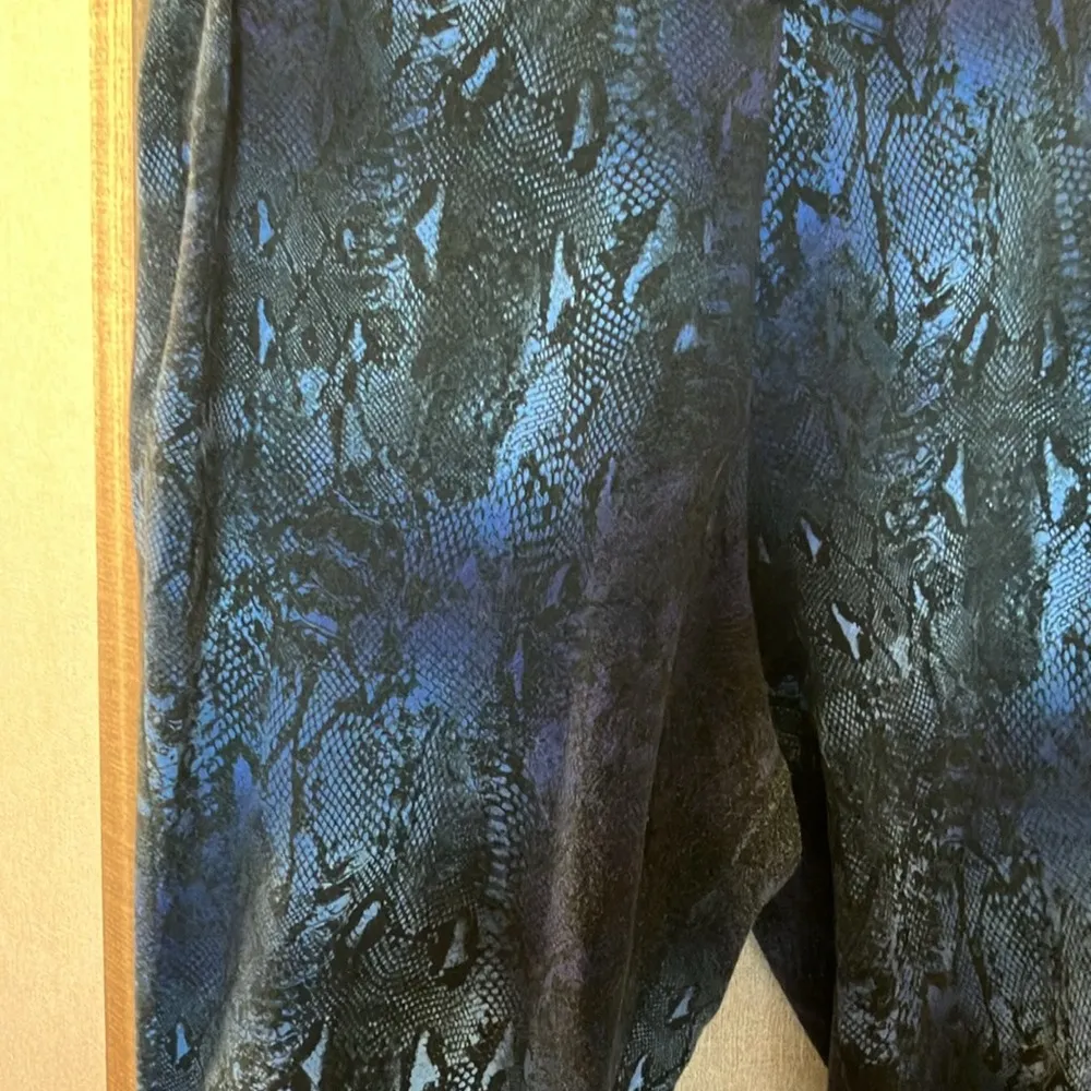 Liz Lange Blue and Black Patterned Leggings large - Image 7