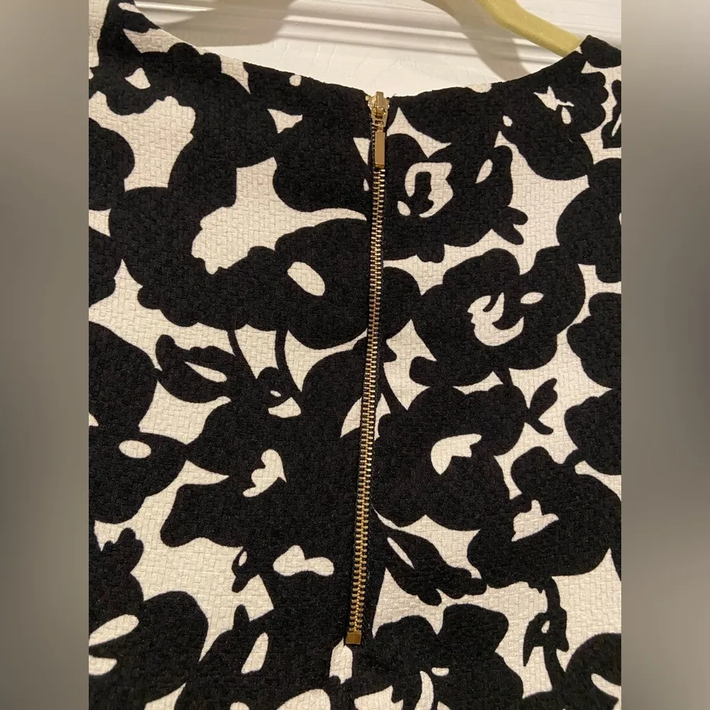 Katherine Barclay Size L Black Cream Floral Textured Zip Back Sleeveless Top - Image 6