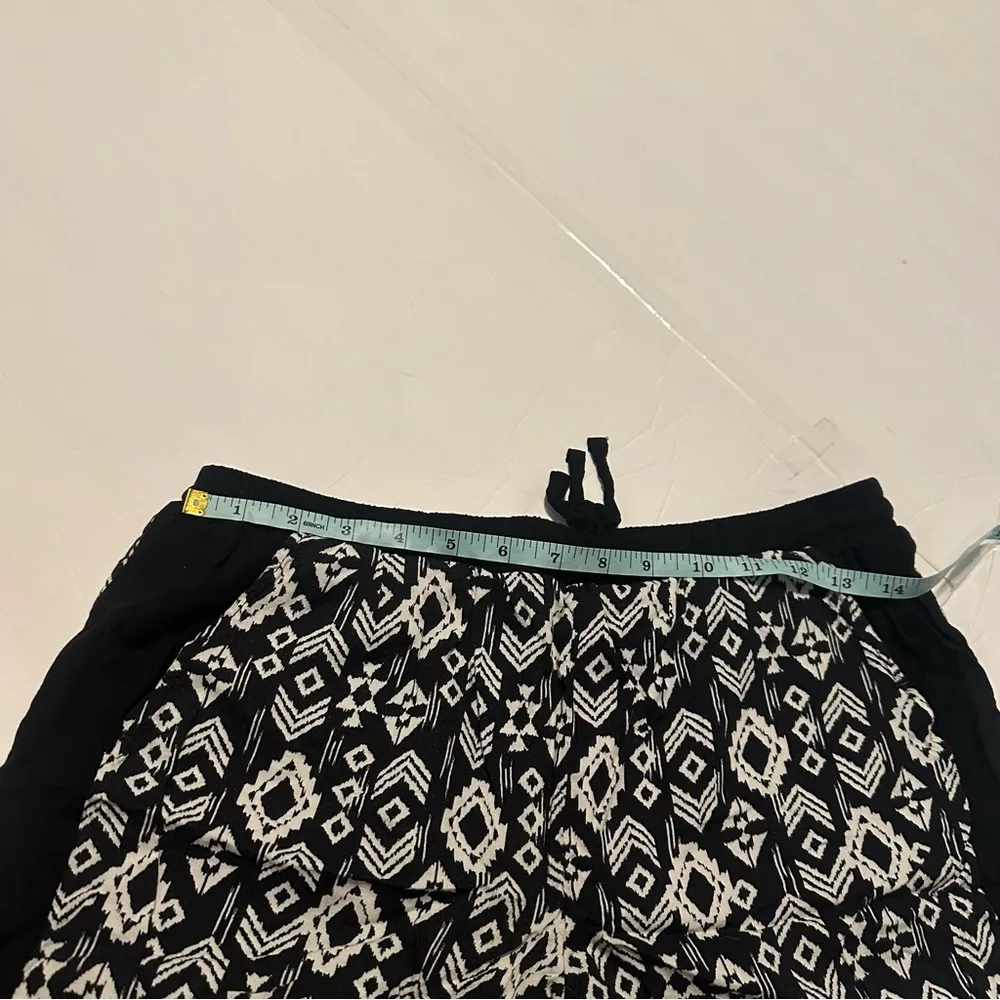 Black and White Patterned Women's Shorts Tribal Aztec Graphic Retro Size M - Image 3
