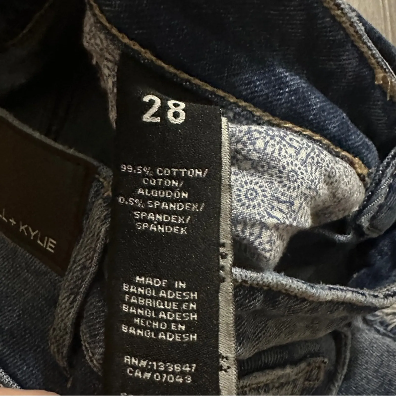 Kendall & Kylie Medium Wash Mid Rise Distressed Shorts Size 28‎ - Image 5