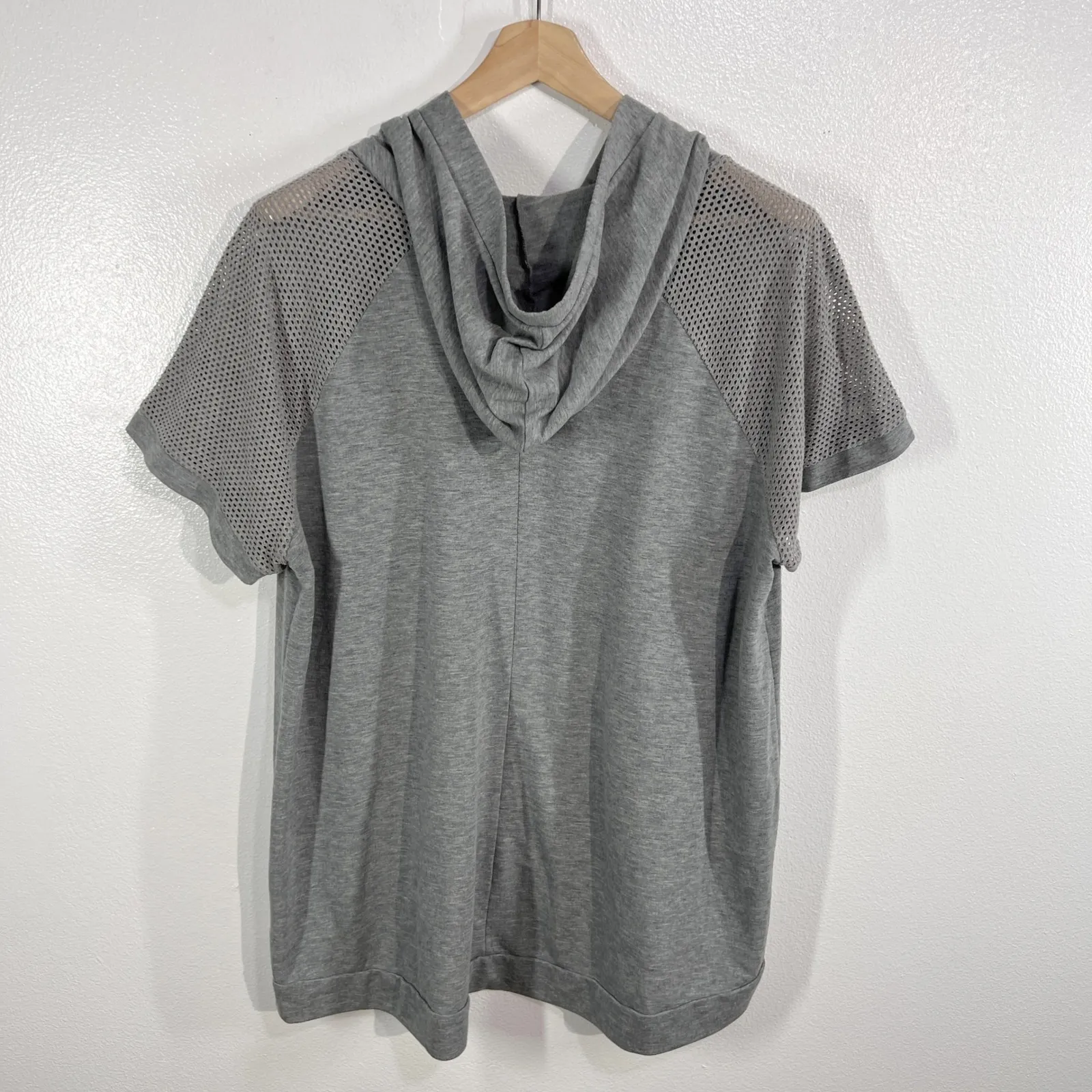 LIVI Active 18/20 Gray Mesh Short Sleeve Hoodie Plus Size Athleisure Lightweight - Image 3
