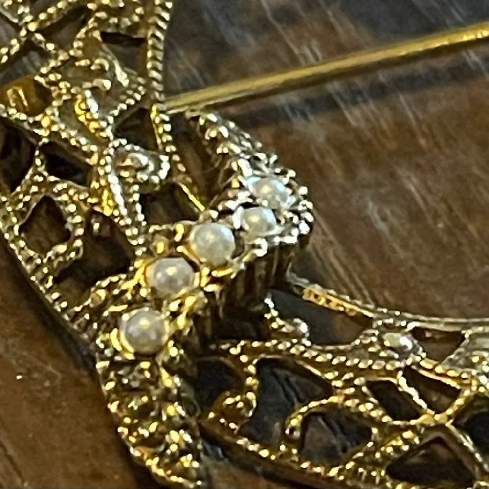 Unbranded gold & Pearl Wreath Pin - Image 4