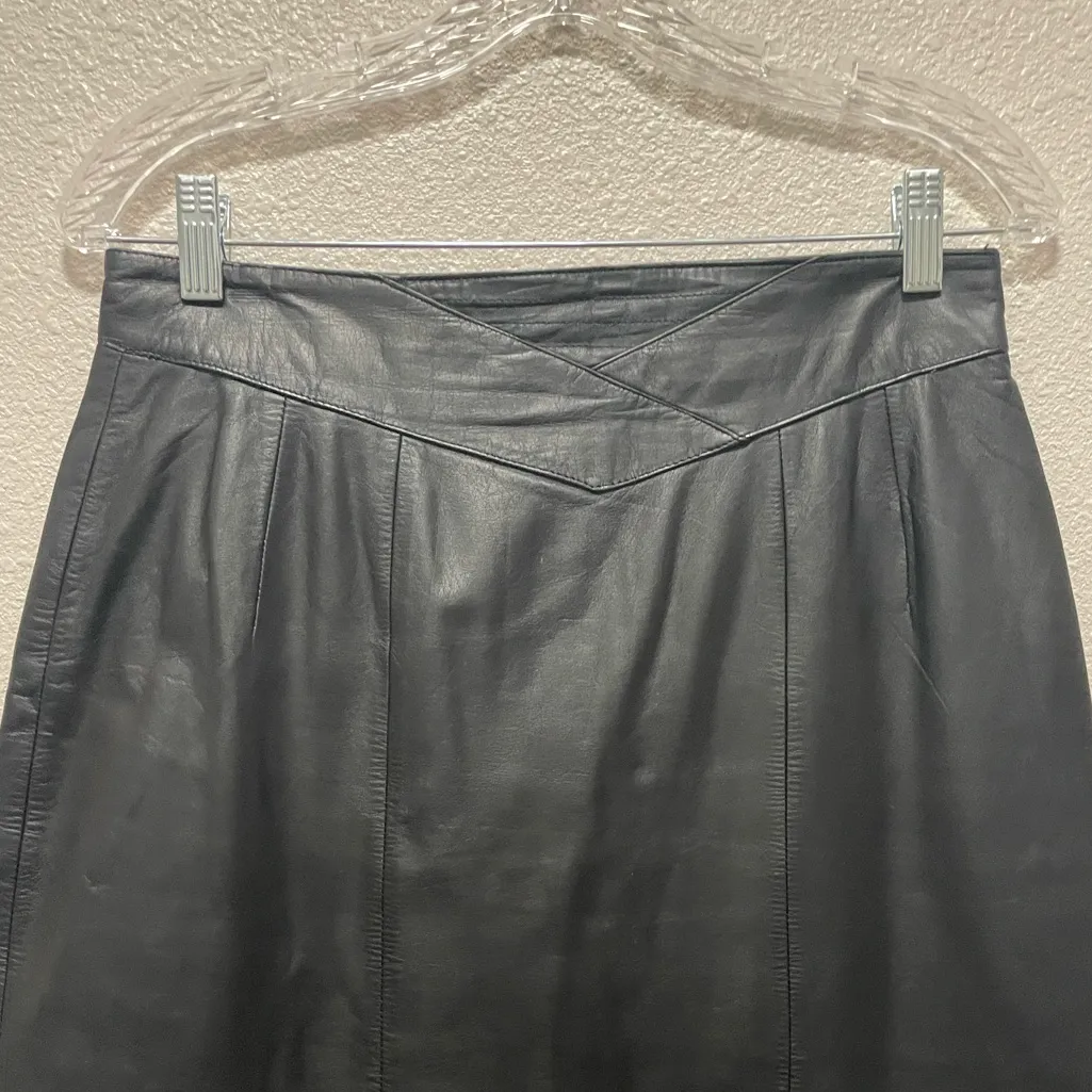 Jacqueline Ferrar Size 12 Vintage Black Leathet Pencil Skirt - Image 2
